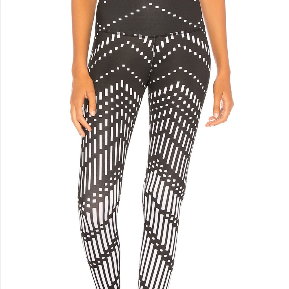 Beyond Yoga Lux HW Pixelated Arrow Small EUC
